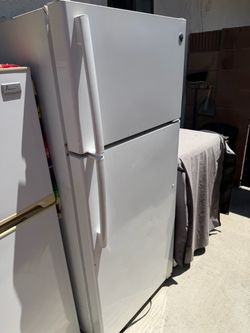 White Top-Freezer Refrigerator - Clean & Works Great