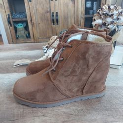 Aspen boots size 9