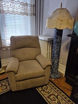 Like New Comfy Electric Chair In Neutral Color