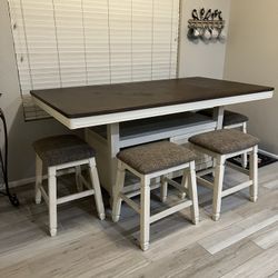 Farmhouse Table And Stools