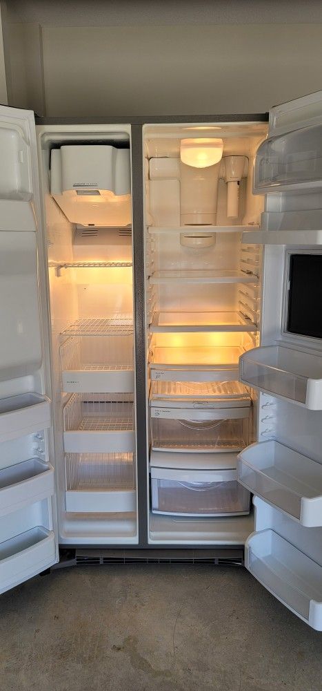 Refrigerator For Sale-GE 26 Cu.Ft. Capacity Side-By-Side