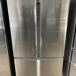 New Insignia Refrigerator 36” Counter Depth Excellent Conditions 