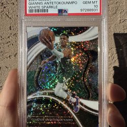 GIANNIS ANTETOKOUNMPO 2023-24 SELECT COURTSIDE WHITE SPARKLE PSA 10