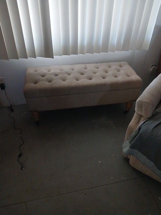 Tuffed End Of Bed Storage Seat