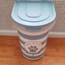  DOG FOOD CONTAINER LARGE W/ WHEELS AND  LARGE SCOOP