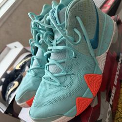Kyrie 4’s (Size 11) 
