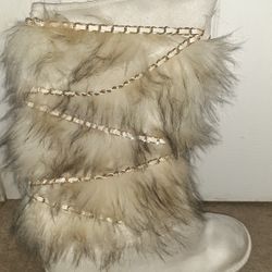 Women's Shoedazzle Winter's Here Fuzzy Boot Size 11