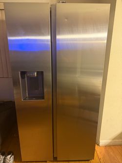 Samsung Refrigerator like new with water/ice
