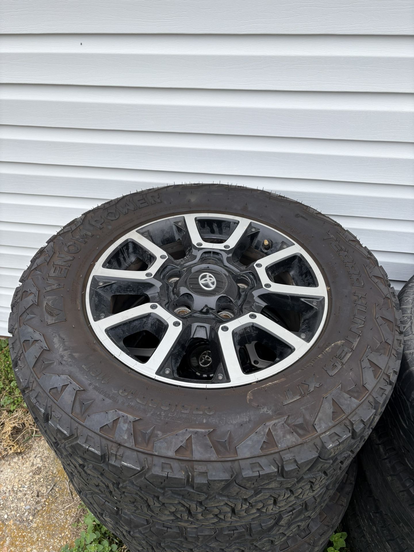 275 65 R18 Venom Power Tires