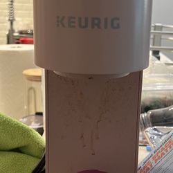 Keurig Coffee Maker (Compact, Pink)