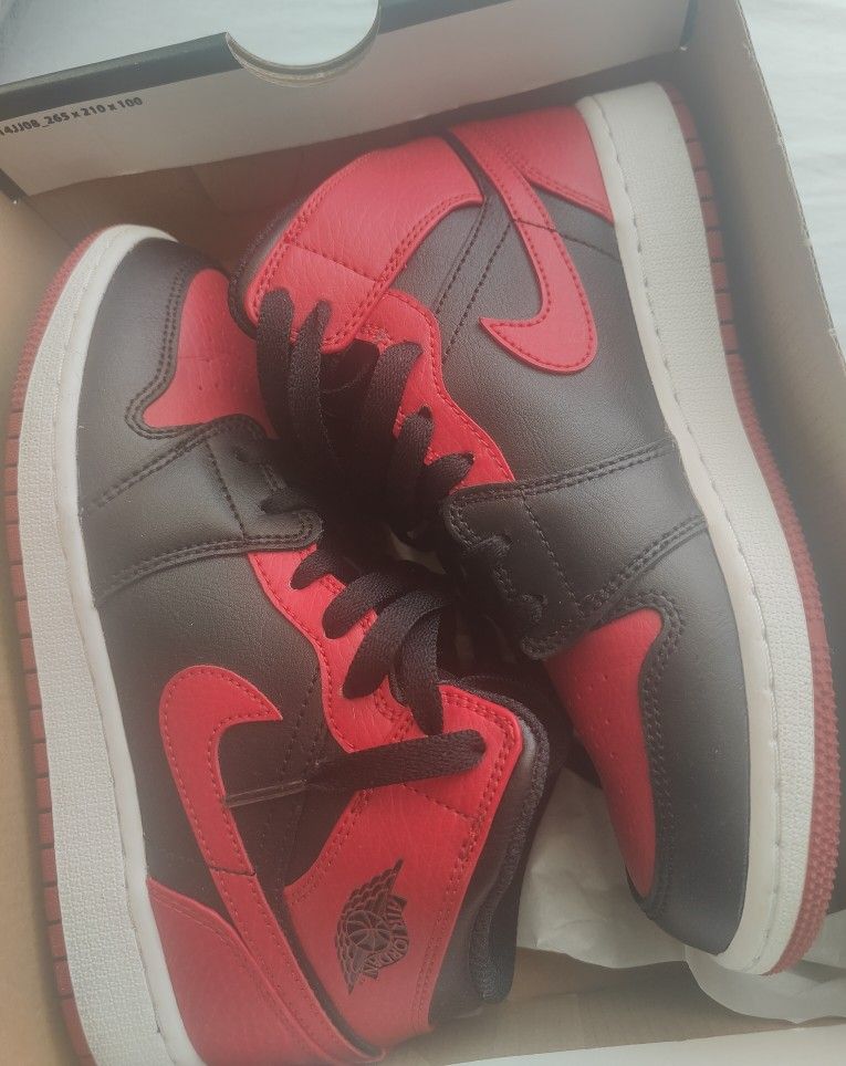 Jordan 1 Bred  Size 4 Y 