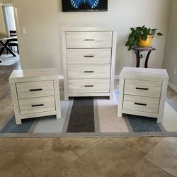 Beautiful Brand New 4 Drawer Chest And 2 Nightstands 