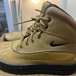 Nike Boots Size 5 Youth Acg