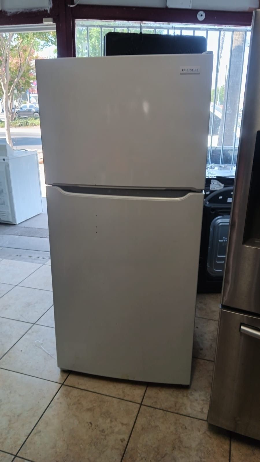 FRIGIDAIRE REFRIGERATOR EVERYTHING GOOD