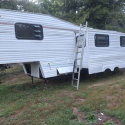 5th Wheel Trailer 400.00 Cash Only Need Gone!
