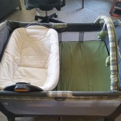 Graco Pack'n'Play with Reversible Seat And Changer 