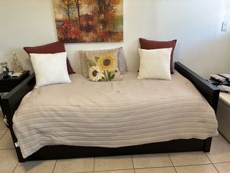 Cama tipo sofá de madera con caja .  $125.