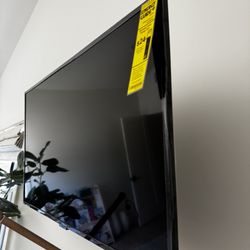 32” Samsung TV & Wall Mount