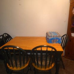 Ding Table and 4 chairs 