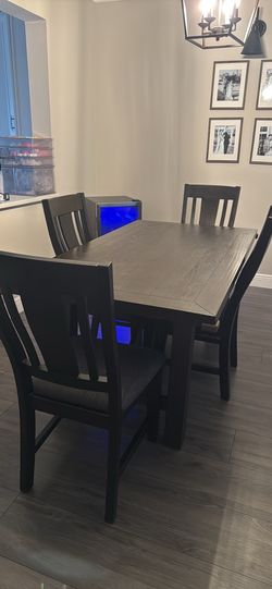 Dining Room Table Set and 4 Chairs