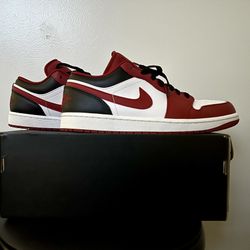 Jordan 1 Low Bulls (Size 10)