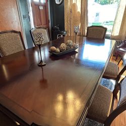 Beautiful Dining table w/ 6 Chairs