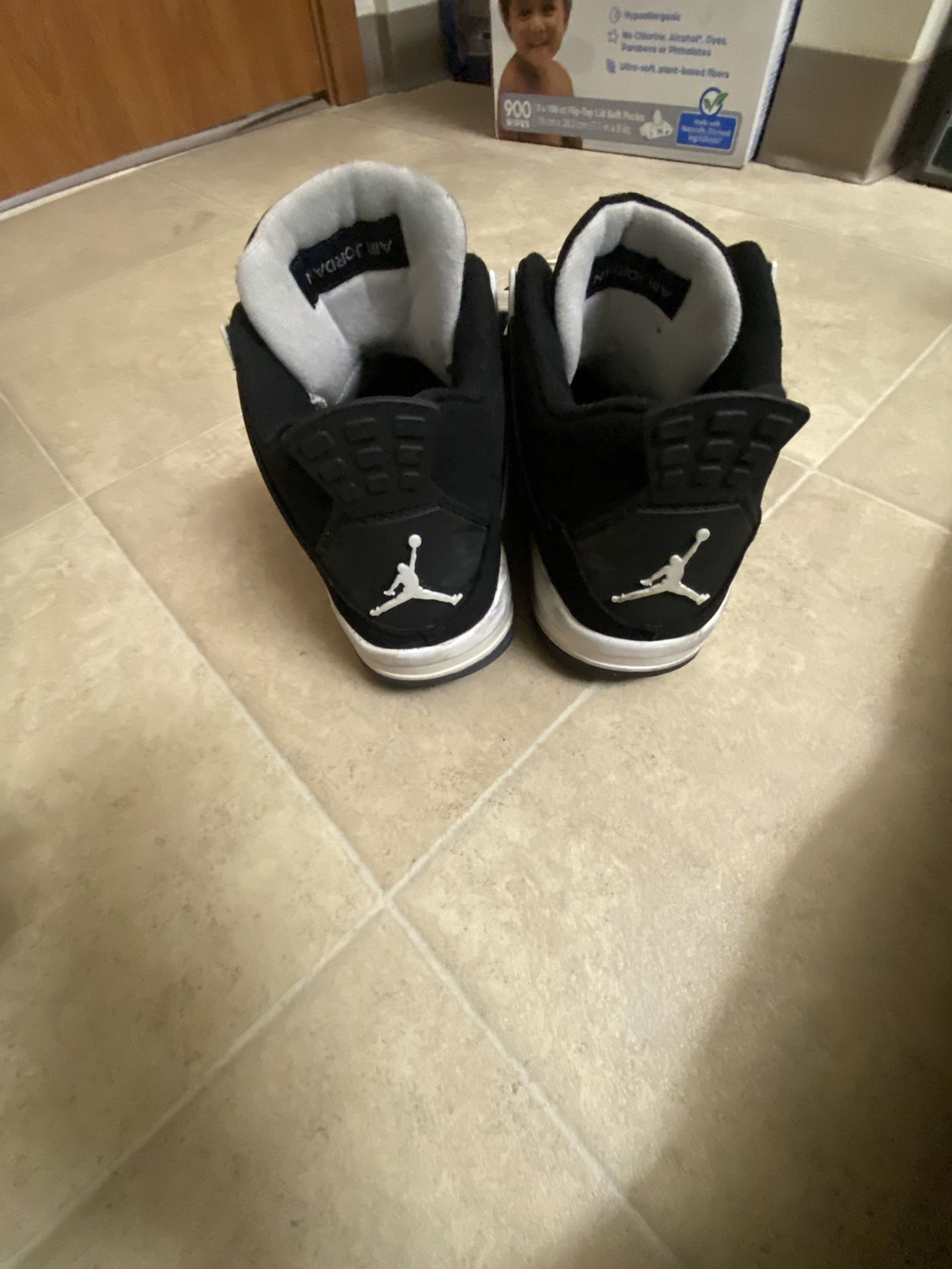 Jordan 4 White Thunders
