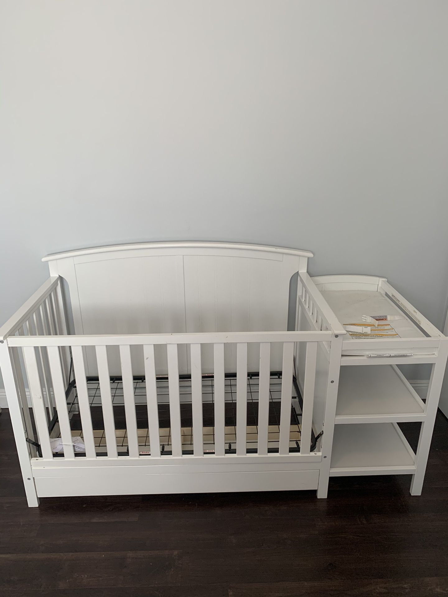 4-in-1 convertible crib and changer w/Drawer