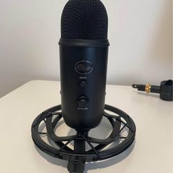 Yeticaster Studio Professional Wired Multi-pattern Condenser Microphone Desktop Bundle 