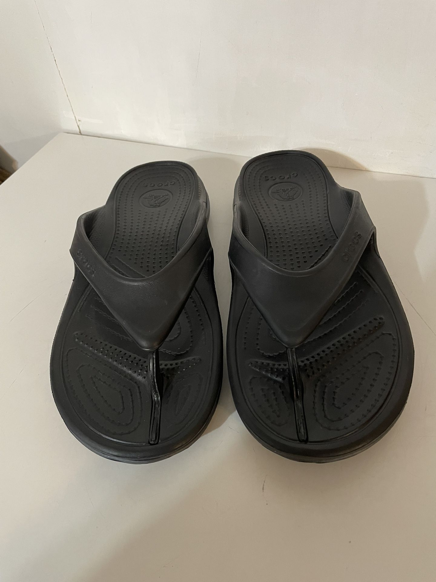 Crocs Flip Flops Women’s 10