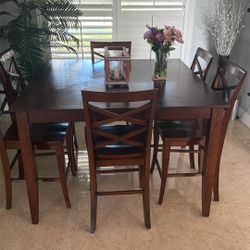 Dining Table. Walnut Wood.  6 Chairs. Excellent Condition 