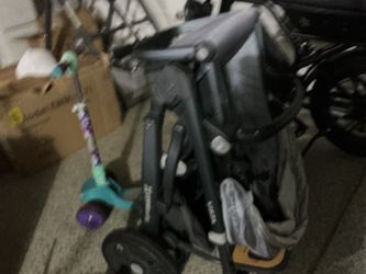 UPPAbaby VISTA stroller frame, folds easily, wheels roll smoothly. Great base for growing families