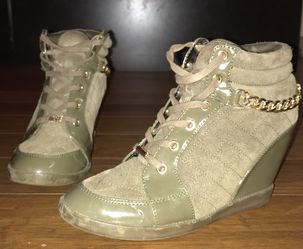 Guess wedges size 8.5