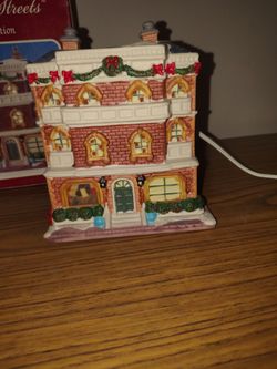 Christmas Streets 2006 Lighted Christmas Village Building – Original Box