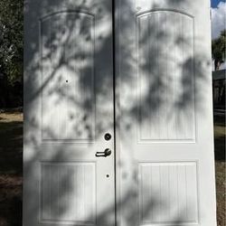 Double-leaf impact-resistant entrance doors. Puertas de entrada de Impacto de doble hoja metalica.