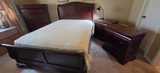 Broyhill Cherry Wood Sleigh Bed Bedroom Set
