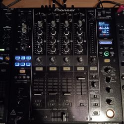 Two CDJ 2000 NEXUS + DJM 900 NEXUS