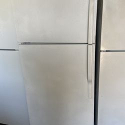 EXCELLENT RUNNING  G.E. WHITE FRIDGE . RUNS LIKE BRAND NEW! LOOKS NEW INSIDE. BEEN CLEANED IN & OUTSIDE. FULL SIZE FRIDGE