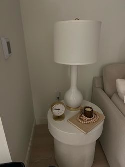 Set of 2 white gloss and gold lamps