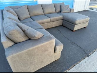 Gray Reversible Sectional Couch 🚛🚚 Free Delivery 🚛🚚