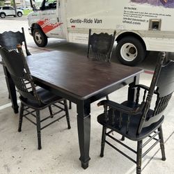 Black table With Chairs 