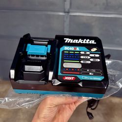 Makita XGT 40v Max Li-Ion FAST Charger