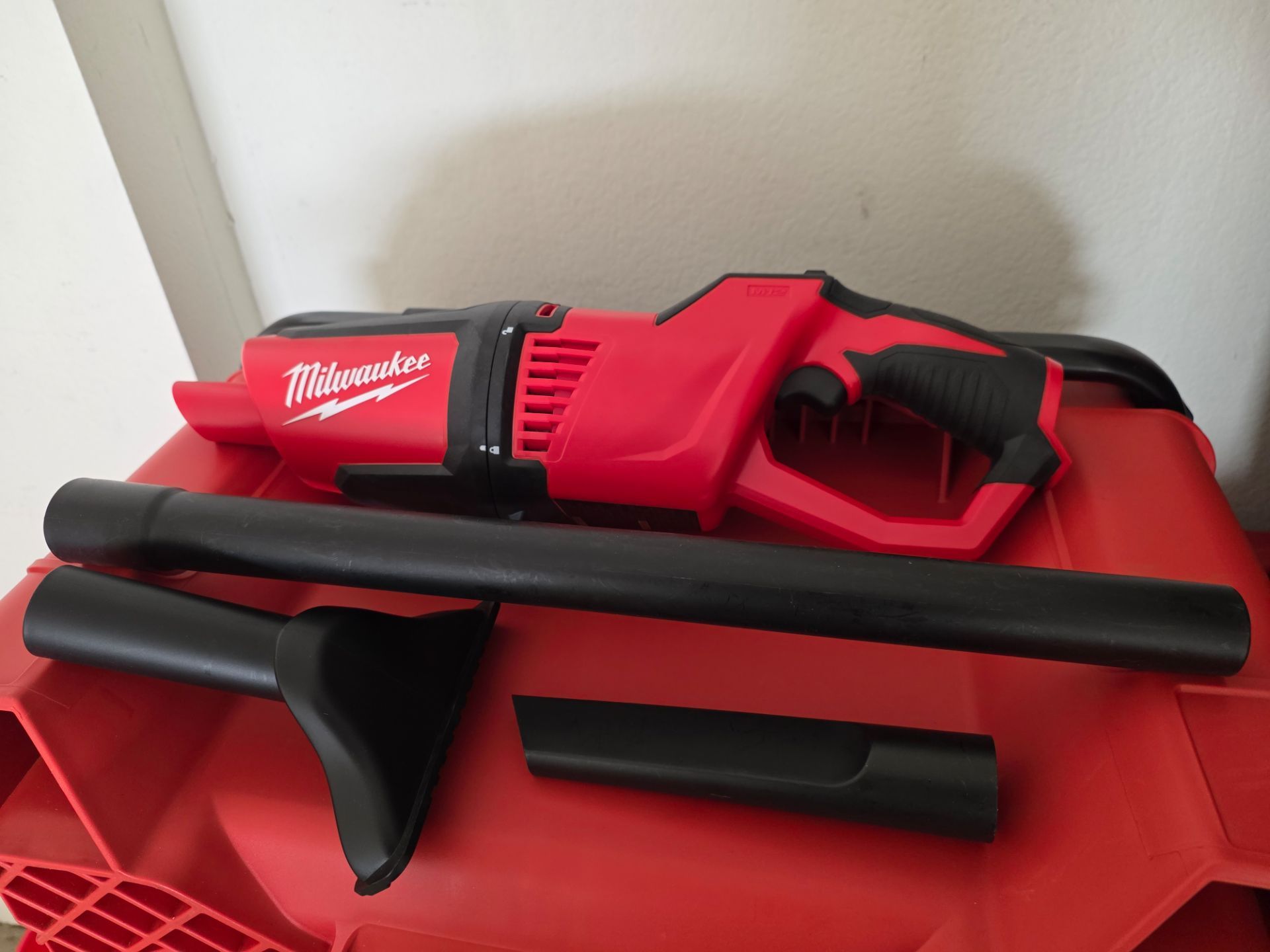 Milwaukee M12 Compact Vacuum