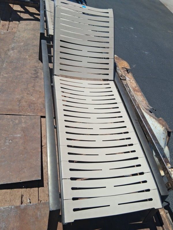 Poolside chairs/lounge chairs,
sias de piscina/ camastros
25 ea OBO