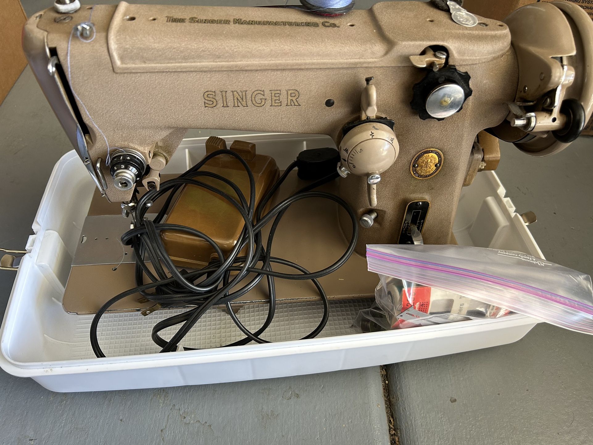 Singer Sewing Machine Antique 306w for Sale in Buckeye, AZ OfferUp
