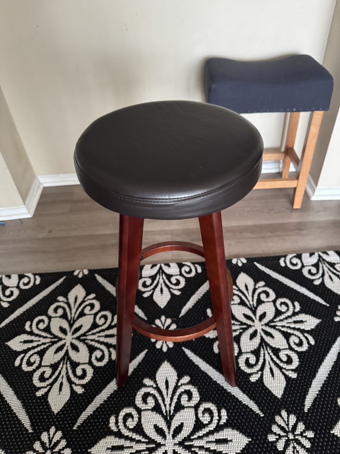 Round Bar Stool 28 In