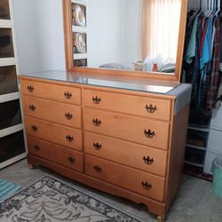Nice Dresser In Drawers In Wood Dresser In Vanity Dresser In Beautiful Dresser In Dresser With Mirror In Great Condition 