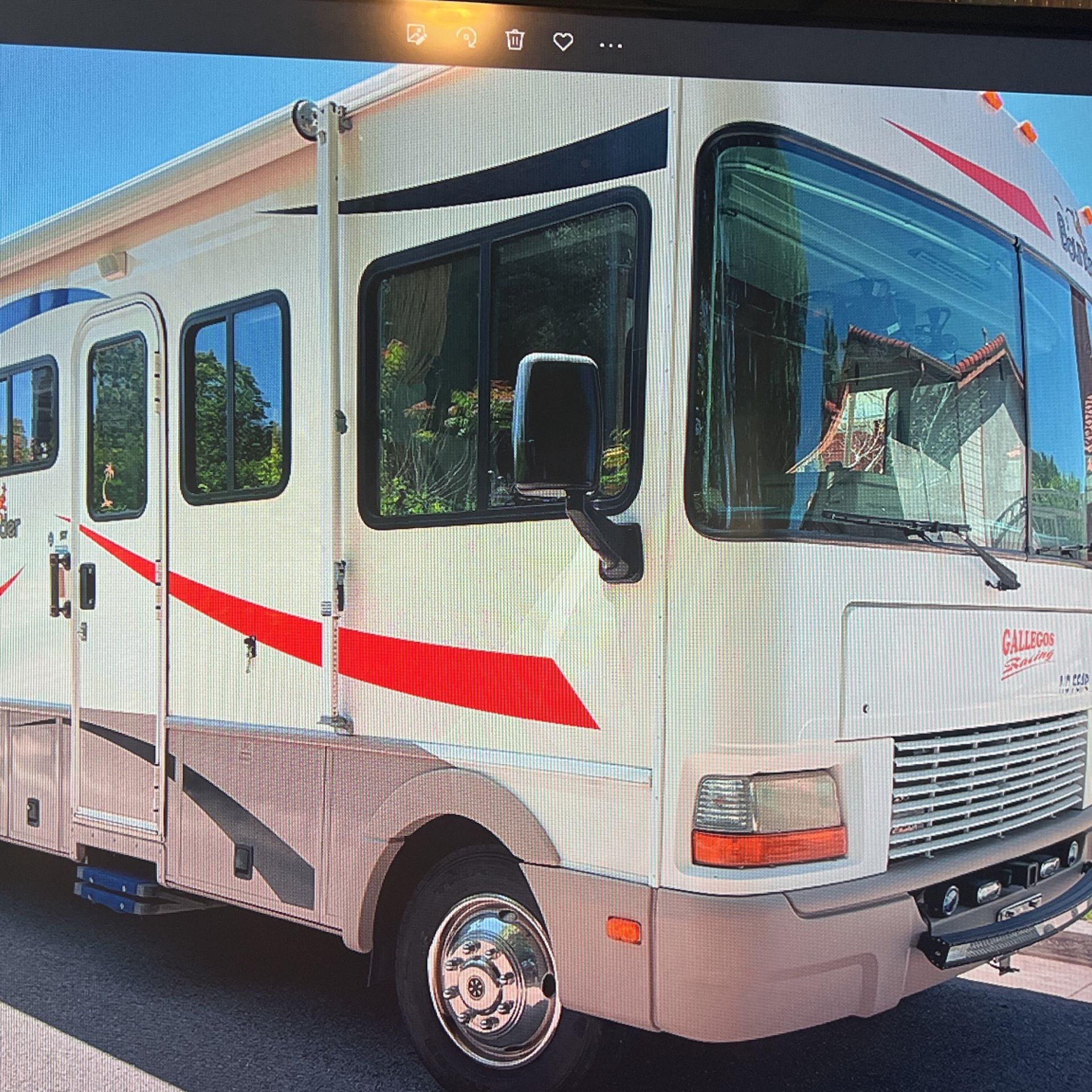 2002 Bounder On a Ford Chasis 32 feed long