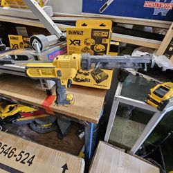 Dewalt  Dce570 Caulking Gun 20 Volt 