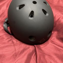 SKATING HELMET 